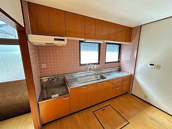 レトロな雰囲気漂うキッチン。上下の収納と窓が2つあり、機能性も兼ね備えています。自分好みにリノベーションするのもおすすめです。