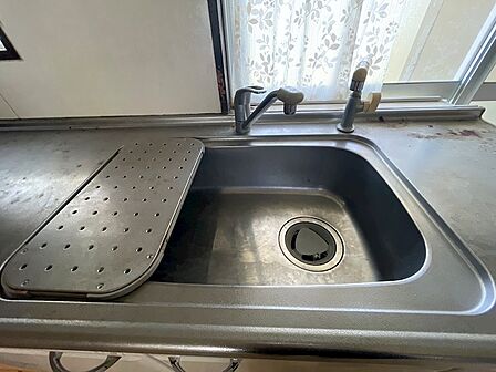 使いやすい水回りで、日々の家事もスムーズに。窓からの光が差し込むキッチンで、気持ちよくお料理ができます。