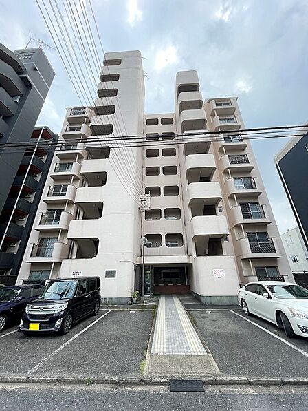 開放感のあるバルコニーが特徴的なマンションです。都市の利便性を享受しながら、住まいにやすらぎを感じられます。
