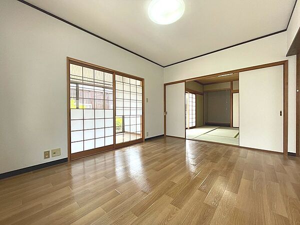 和室と繋がる明るいリビング。引き戸を開放して広々とお使いいただけます。畳の部屋とフローリングのリビングが隣接した、使い勝手の良い間取りです。