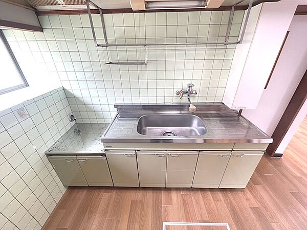 明るい日差しが差し込む窓のあるキッチンです。