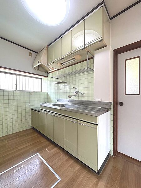 丸い天窓から光が差し込む明るいキッチン。収納も豊富で、窓があるため換気も快適です。日々のお料理が楽しみになる空間です。