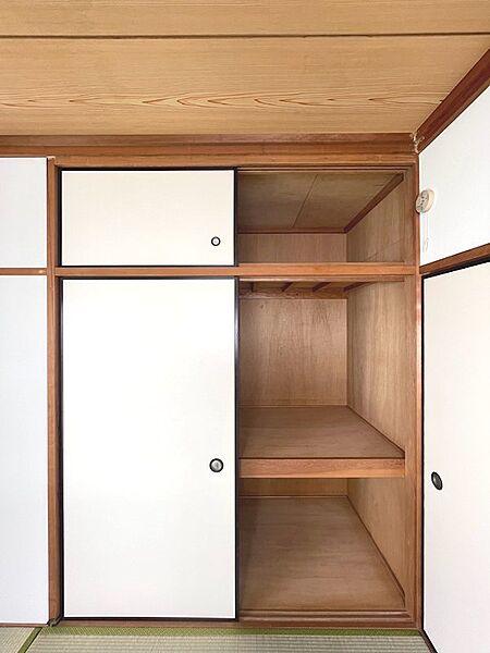 和室に馴染む収納は、布団や季節物の整理に役立ちます。暮らしにゆとりをもたらす空間です。