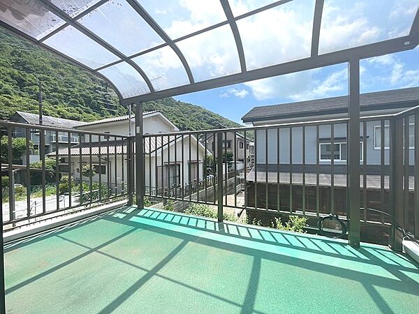 山々を望むバルコニーで、日々の疲れを癒しませんか。開放感あふれる空間で、贅沢な時間をお過ごしいただけます。