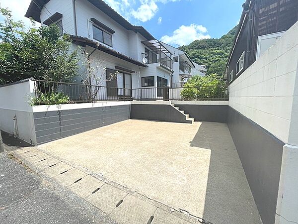 駐車スペースは広々としており、お車の出し入れもスムーズです。お買い物後の荷物の積み下ろしも楽々。
