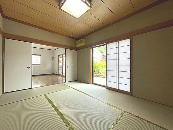 和室と洋室を繋げると開放感のある空間に。庭を望む窓から自然光が差し込み、穏やかな時間を演出します。