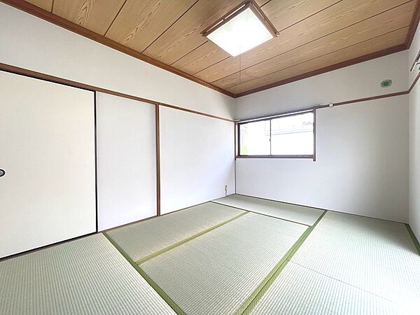 和の趣が心地よい和室は、来客用やお子様の遊び場など多目的にご利用いただけます。畳の香りに包まれて、ゆったりとした時間をお過ごしください。