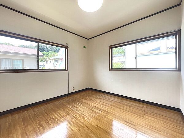 2つの窓から光が差し込む明るいお部屋です。木目調のフローリングはどんな家具とも調和し、多様な使い方が可能です。