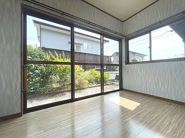 大きな窓から明るい光が差し込むお部屋。庭の緑も感じられ、心地よい空間が広がります。