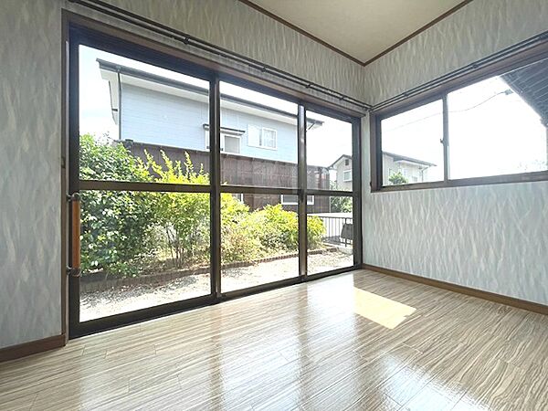 大きな窓から明るい光が差し込むお部屋。庭の緑も感じられ、心地よい空間が広がります。