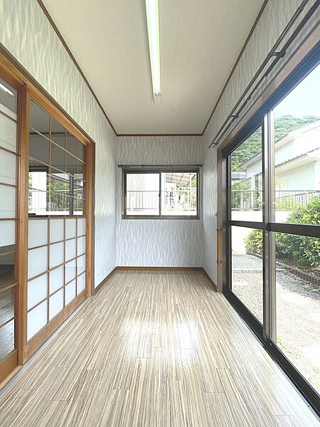 明るい光が差し込む廊下。和風の引き戸が趣を感じさせ、心地よい空間を演出します。