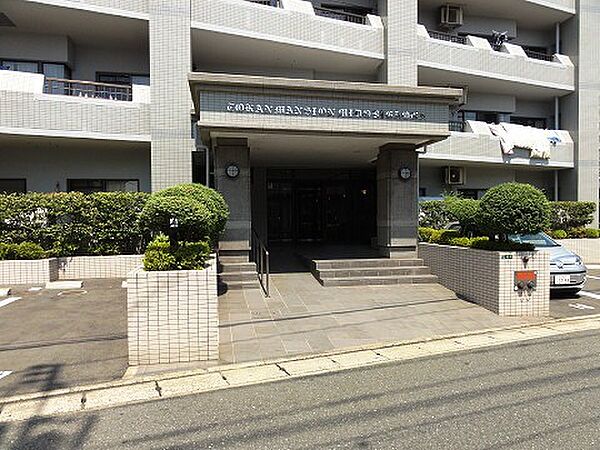 植栽が施された共用エントランスは、日々の暮らしに心地よさを演出します。手すり付きスロープも完備されており、安心してお出かけいただけます。