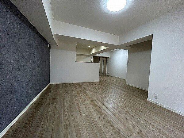 アクセントクロスがお部屋に深みを与え、明るい木目調のフローリングが空間を広々と見せます。お好みの家具で個性を演出できるリビングです。