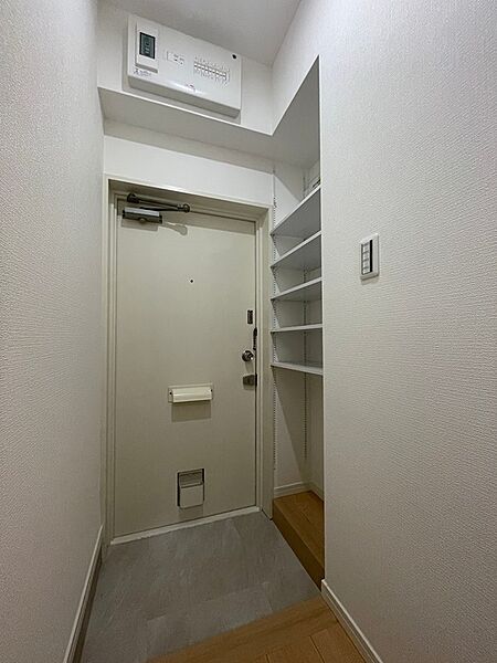 明るく清潔感のある玄関がお客様をお迎えします。可動棚付きの収納スペースで、すっきりとした空間を保てます。