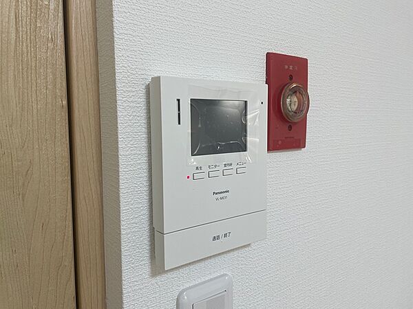 訪問者の確認に便利なモニター付きインターホンを設置。来客時も安心して対応できます。