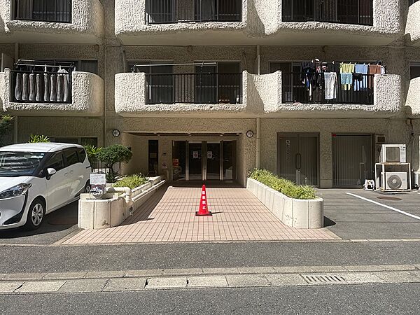 植栽が彩るエントランスアプローチ。日常を快適にする住まいへ、スムーズな出入りをサポートします。