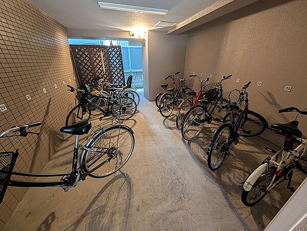 屋根付きの駐輪場を完備しています。雨の日も大切な自転車を濡らすことなく保管でき、普段使いにも便利です。