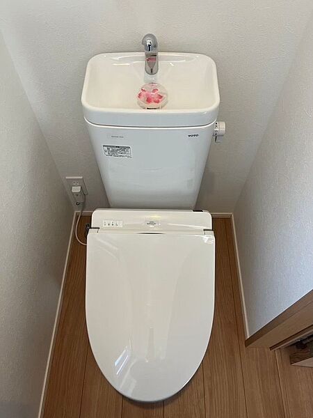 明るく清潔感のあるトイレ空間。手洗い器付きで、衛生面にも配慮されています。