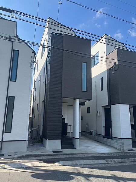 個性的なデザインが目を引く外観。明るい日差しが差し込む空間で、新しい生活を始めませんか。現地見学で、この街の魅力を体感してください。