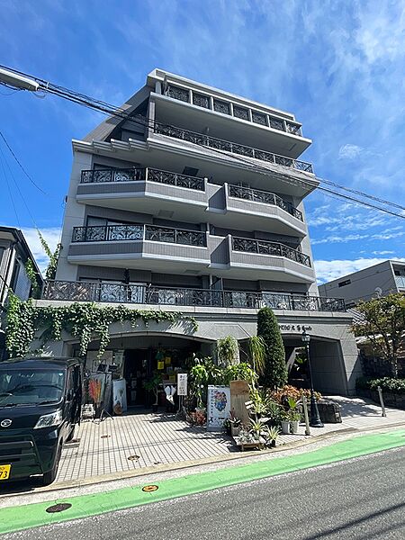 街並みに溶け込む美しいデザインの外観。空の青と建物のコントラストが印象的です。日当たりの良いバルコニーで、開放的な暮らしを。