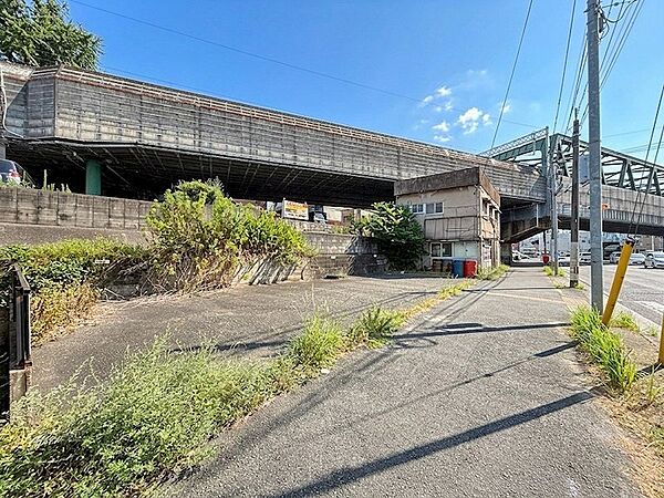隣接する道路は広々としており、アクセスに便利です。