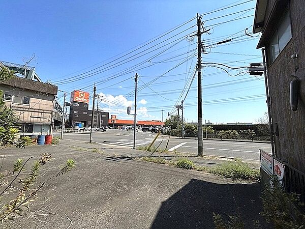 幹線道路に面した視認性の良い立地。