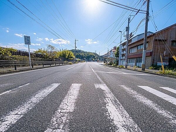 広々とした前面道路。歩道も整備され、安心して通行できます。