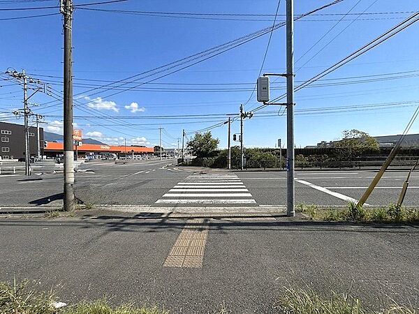 交差点に面した現地前面道路。開放感のある立地で、日当たりも良好です。幹線道路へのアクセスもスムーズです。