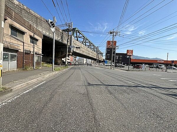 幹線道路沿いに面した物件です。