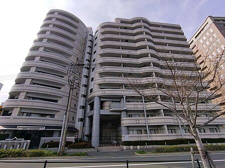 洗練された外観が印象的なマンション。都市生活に馴染むデザインが魅力です。新しい暮らしの拠点として、ぜひご検討ください。