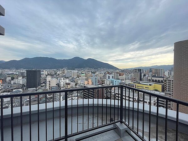 開放感あふれるバルコニーから、街並みと山々を望む眺望。空の移ろいを感じながら、穏やかなひとときをお過ごしいただけます。