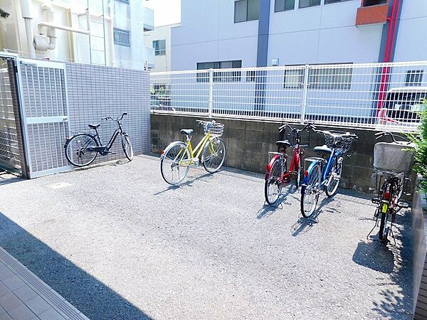 敷地内に駐輪スペースを確保。お買い物やお出かけに自転車が手軽に利用でき、日々の暮らしがより便利になります。