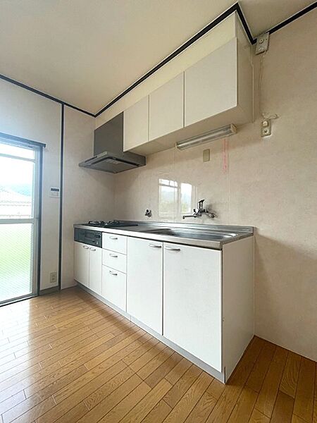 明るい日差しが差し込むキッチンは、料理の時間をより楽しくしてくれます。収納スペースも充実しており、すっきりとした空間で快適に過ごせます。