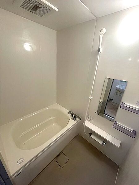 清潔感のある浴室で、一日の疲れを洗い流しませんか。シャワーと浴槽でリフレッシュできる空間です。