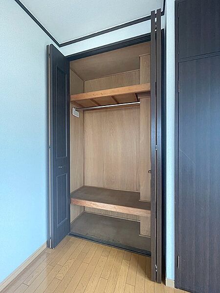洋服や荷物をすっきりと収納できるクローゼット。可動式の棚とハンガーパイプで、使い勝手も良好です。
