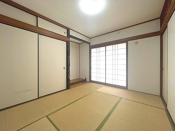 畳敷きの和室は、落ち着きのある空間。障子越しに差し込む光が、穏やかな時間を演出します。来客時には客間として、また書斎など多様にご利用いただけます。