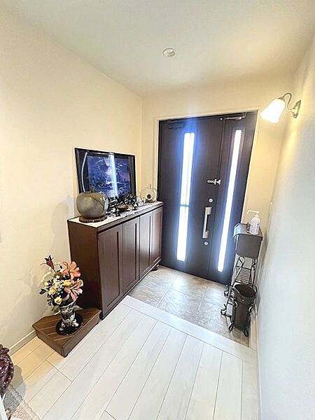 明るい玄関で、お客様を心地よくお迎えできます。収納力のあるシューズボックスは、いつでも整理整頓された空間を保ちます。