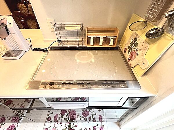 IHクッキングヒーターを備えたキッチンは、日々の料理をより快適に。すっきりとした空間で、効率的な家事をサポートします。