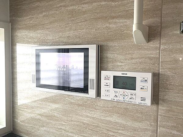 テレビ付き浴室で、一日の疲れを癒すバスタイムを。追い焚き機能でいつでも温かいお風呂に入れます。