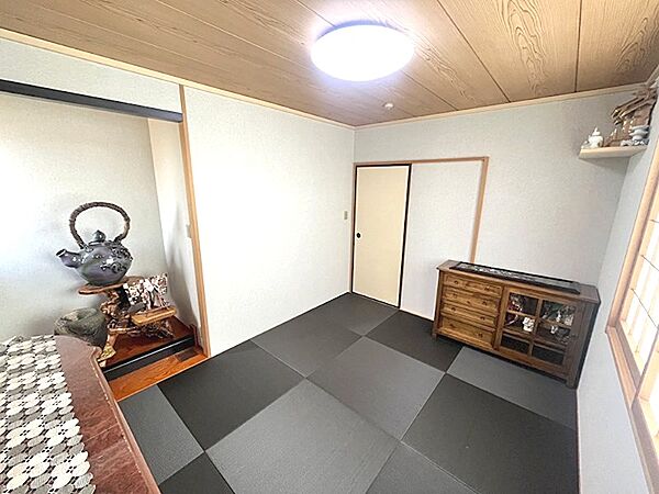 落ち着いた色合いの床が魅力の和室です。趣味の空間や書斎としてもご活用いただけます。