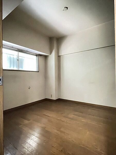 フローリングの温もりを感じる室内は、シンプルな白壁と窓から差し込む光が心地よい空間。お好みの家具を置いて、あなたらしい快適なプライベート空間を創造してください。