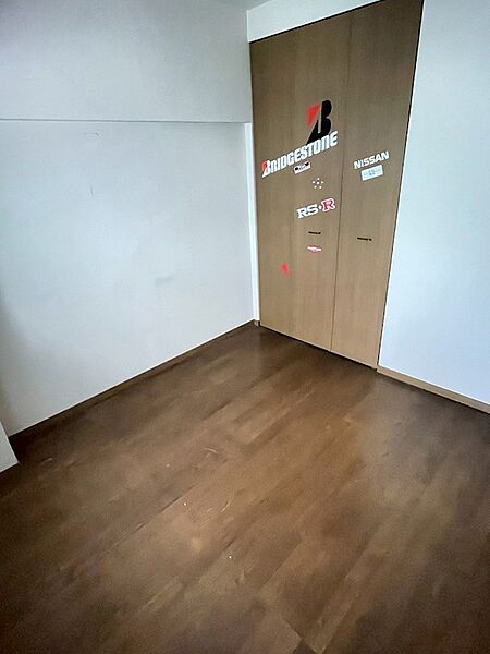 収納付きの居室は、お好みの家具で個性を演出できます。深みのあるフローリングが落ち着いた空間を彩ります。