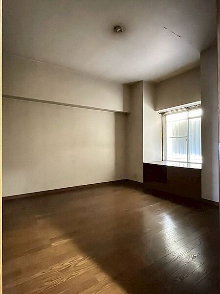 採光の良い窓辺が印象的な居室。フローリングの温もりと白壁が落ち着いた雰囲気を演出します。あなた好みのアレンジで、快適なプライベート空間を創造してください。