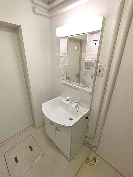 機能的な洗面台は、日々の準備をスムーズにサポートします。鏡の裏収納や棚があり、化粧品や洗面用品をすっきりと整理できます。