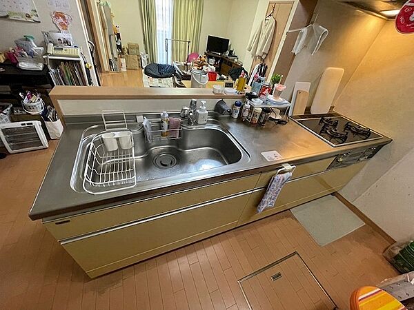 3口ガスコンロ仕様のシステムキッチンです