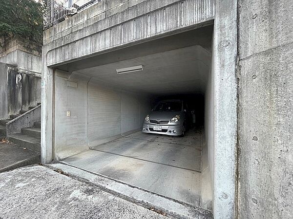 シャッター付き車庫あり！縦列2台駐車可能です