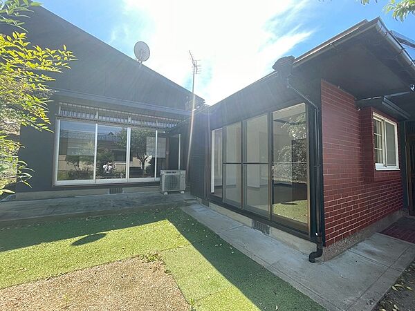 趣ある瓦屋根と煉瓦調の外壁が魅力の物件です。日当たり良好な庭で、ガーデニングや家庭菜園をお楽しみいただけます。