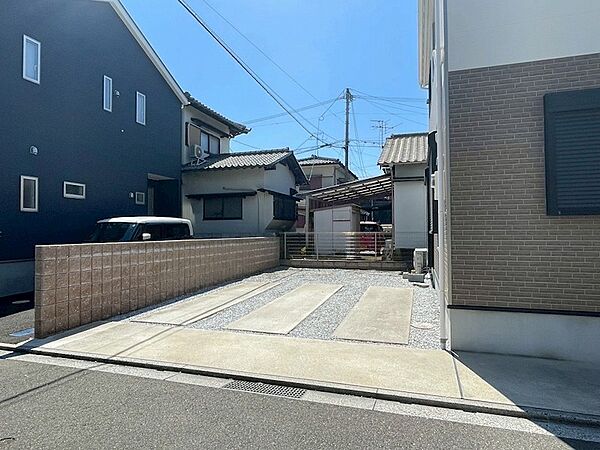 明るい日差しが差し込む開放的な現地。お車複数台駐車可能で、来客時も安心です。前面道路との高低差が少なく、車の出し入れもスムーズに行えます。