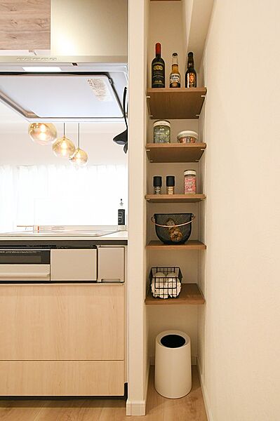 キッチン横には、便利な可動棚を設置。お気に入りのアイテムをディスプレイしながら、料理をより快適に楽しめます。