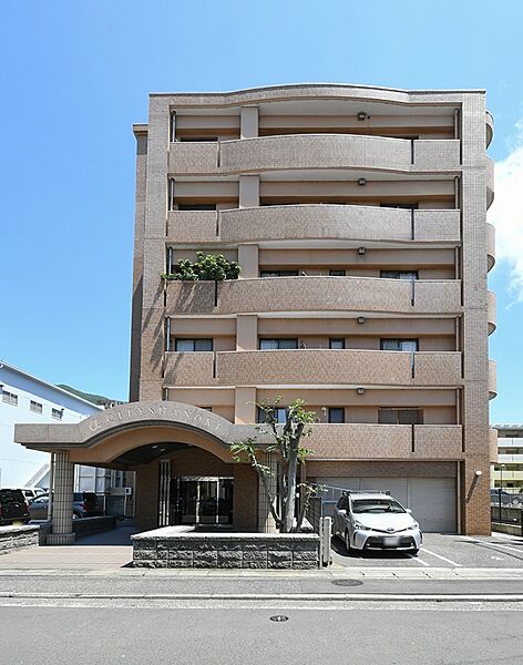 美しい曲線が特徴的な外観のマンション。洗練されたエントランスと、明るい日差しが心地よい住まいです。